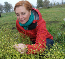 Ulrika Beijer, projektledare och producent, njuter av linet.